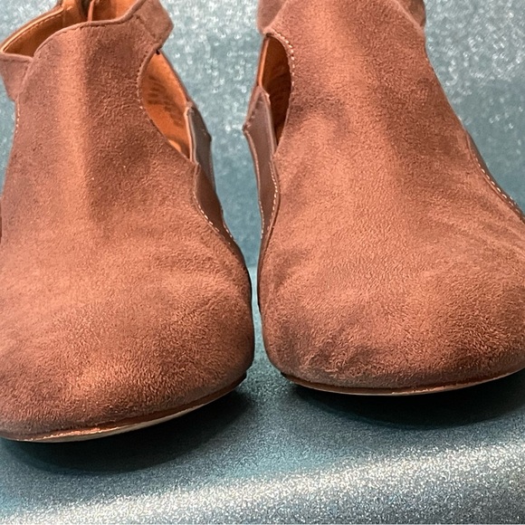 ComfortView Women's Light Brown Suede Shoes - Picture 2 of 6